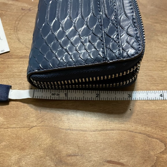 Michael Kors … wallet … zip around card case .. NWT - Picture 6 of 7